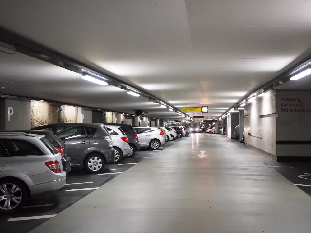 Jakie hotele konferencyjne w rejonie centralnej Polski posiadają własny parking?