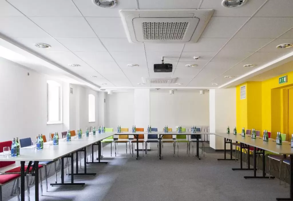 Które hotele konferencyjne w okolicach Łodzi posiadają sale konferencyjne na 100 osób?