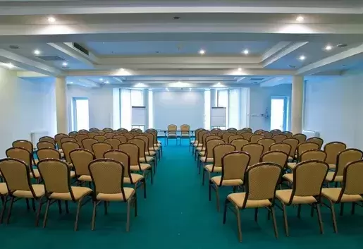 Które hotele konferencyjne w pobliżu Parku Krajobrazowego Wzniesień Łódzkich posiadają sale konferencyjne na 200 osób?