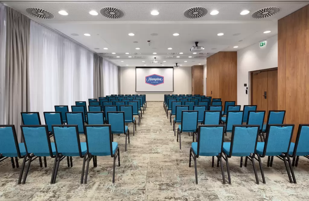 Które hotele konferencyjne w województwie łódzkim posiadają sale konferencyjne na 300 osób?