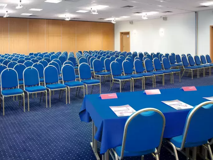 Które hotele na szkolenia w spokojnym i zielonym regionie Opolszczyzny posiadają sale konferencyjne na 300 osób?