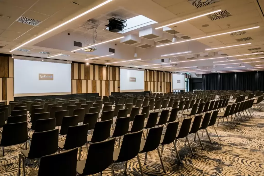 Które hotele w północnej Polsce posiadają sale konferencyjne na 100 osób?
