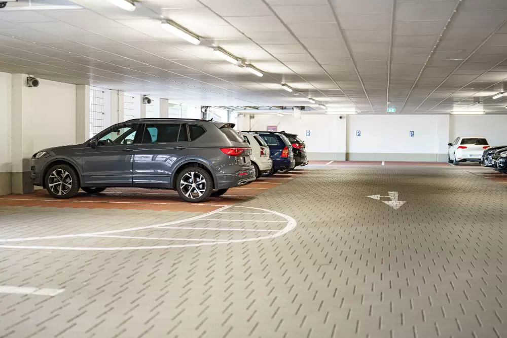 Jakie hotele konferencyjne niedaleko Beskidu Żywieckiego posiadają własny parking?