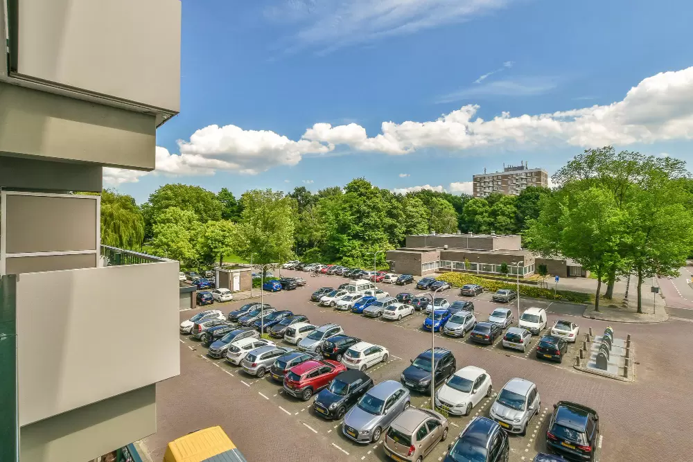 Jakie miejsca szkoleniowe w Wielkopolsce posiadają własny parking? 