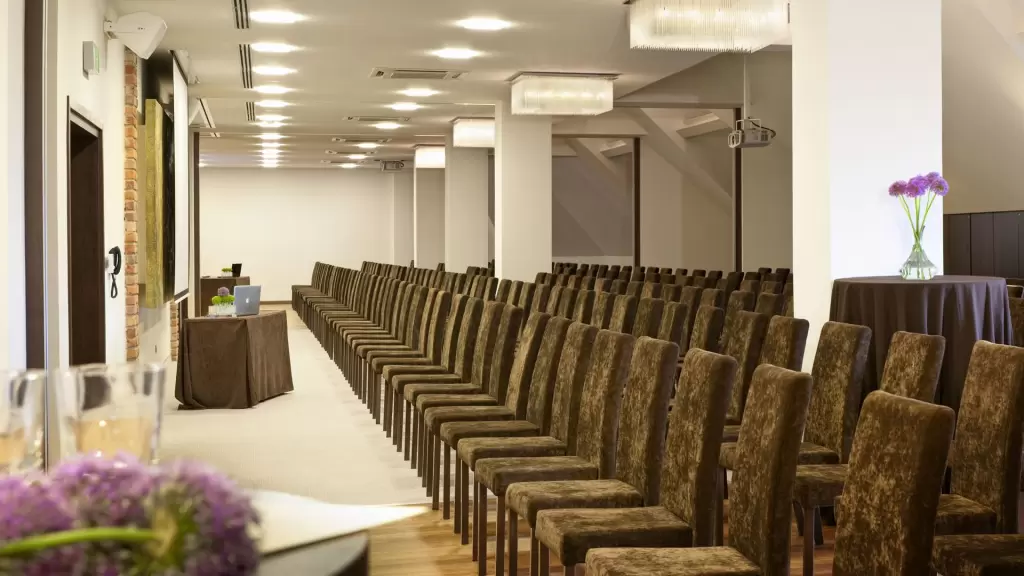 Które przestrzenie konferencyjne w wielkopolskich stronach posiadają sale konferencyjne na 100 osób?