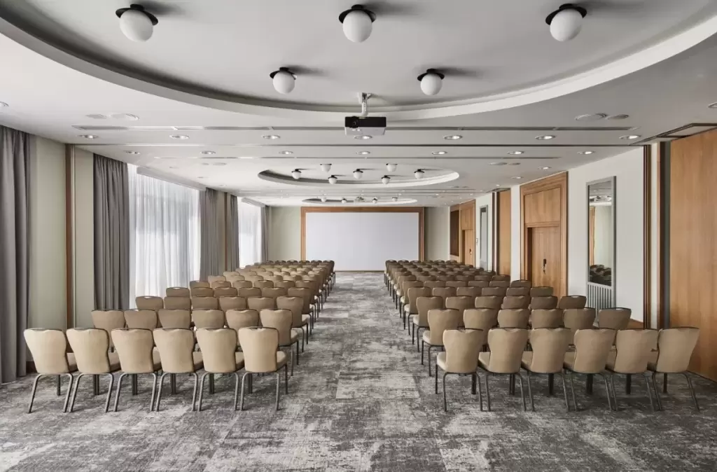 Które hotele konferencyjne w województwie wielkopolskim posiadają sale konferencyjne na 200 osób?