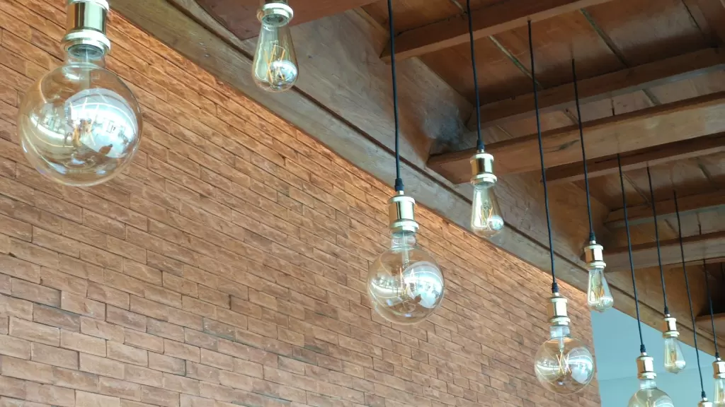 Jak wybrać idealne lampy wiszące do biura? Przewodnik po stylach i funkcjonalności