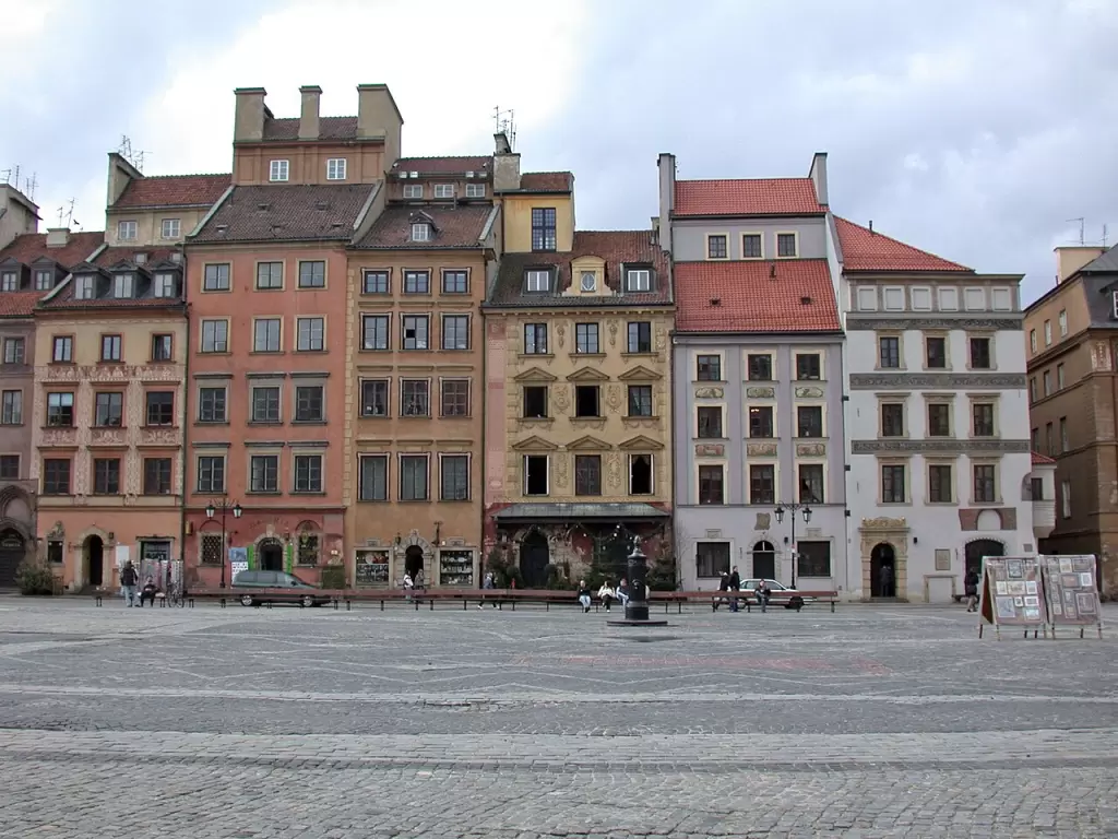 Kt&oacute;re lokale biznesowe w okolicy Rynku Starego Miasta oferują przestrzenie do organizacji event&oacute;w firmowych?