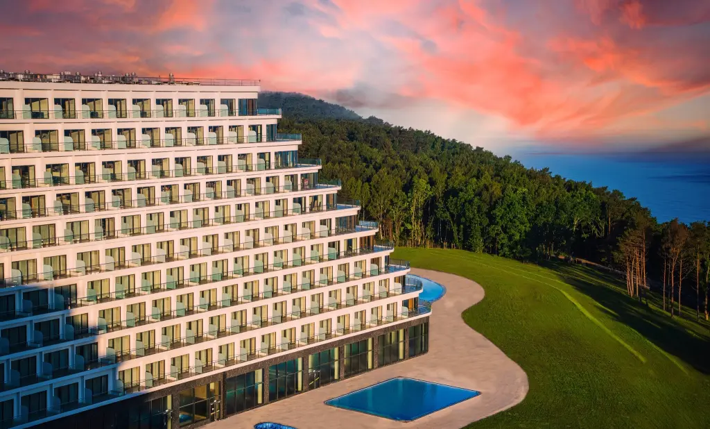 Otwarcie Hotelu Gołębiewski w Pobierowie coraz bliżej. Największy hotel w Polsce szykuje się na pierwszych gości