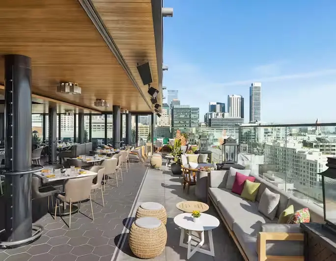 169 pokoi i rooftop z widokiem na Warszawę