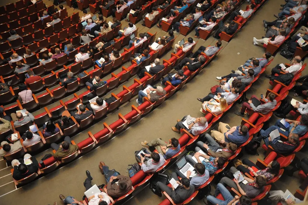 Konferencja jednodniowa czy dwudniowa — kiedy dodatkowy dzień rzeczywiście się opłaca?