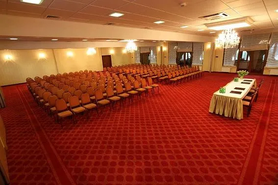 Duza sala w  i Restauracja U Pietrzaków
