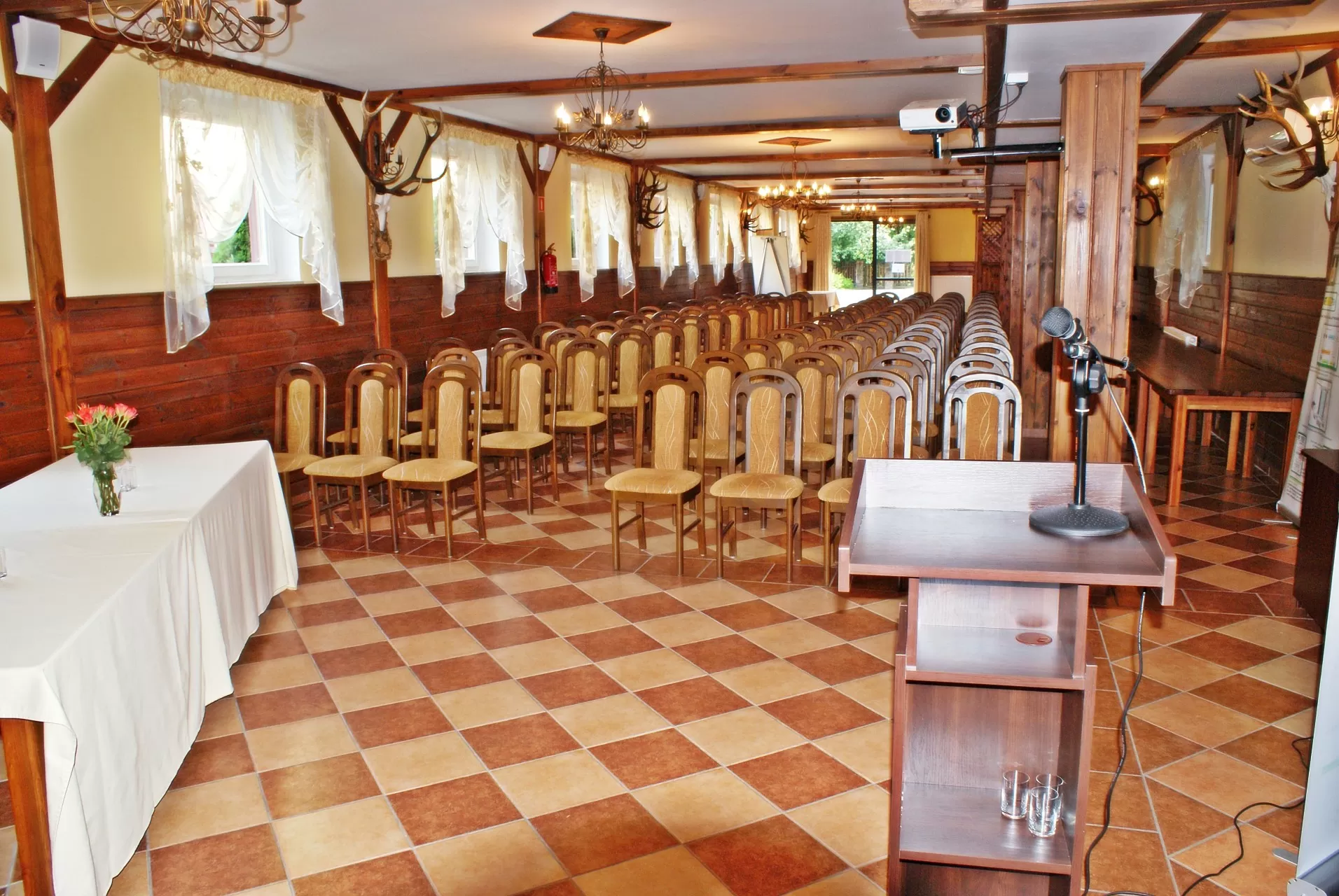 Sala restauracyjno–konferencyjna