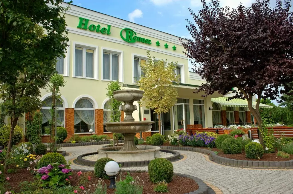 Hotel Renusz*** - zdjęcie główne