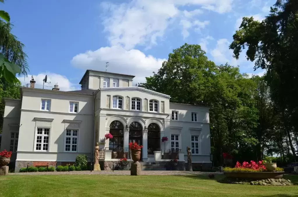 Dwór Lisewo - zdjęcie główne