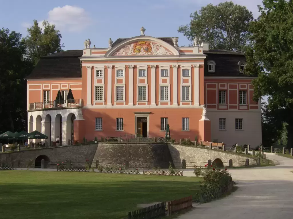 Pałac w Kurozwękach**